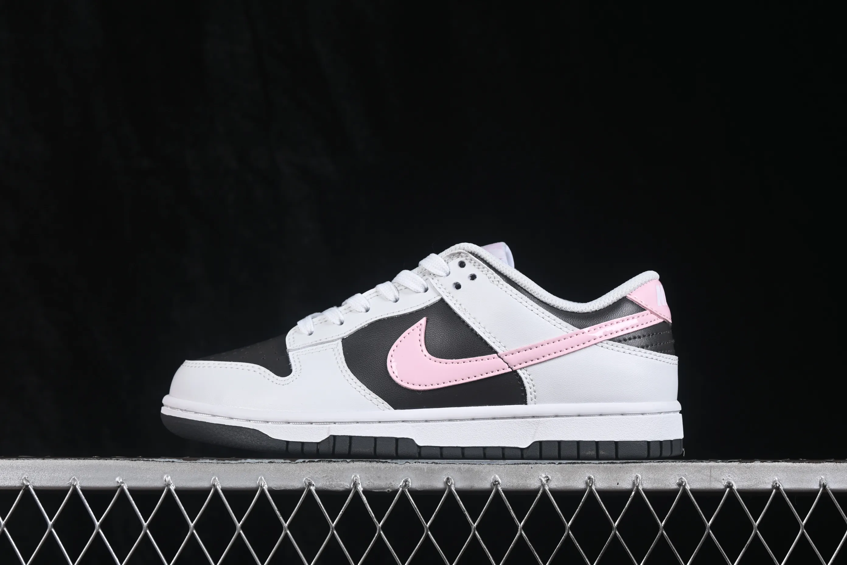 All categories Nk SB Dunk series Nk SB Dunk Low low-top sneakers Nike SB Dunk Low white, black and pink low-top casual sneakers IB8510-100
